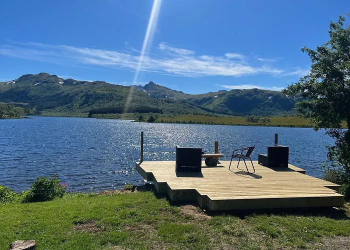 Waterfront Mountain View Cabin Lofoten