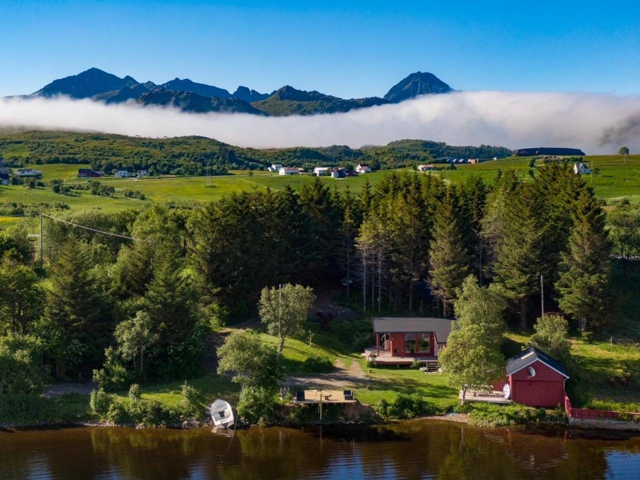 Waterfront Mountain View Lofoten Holiday home *